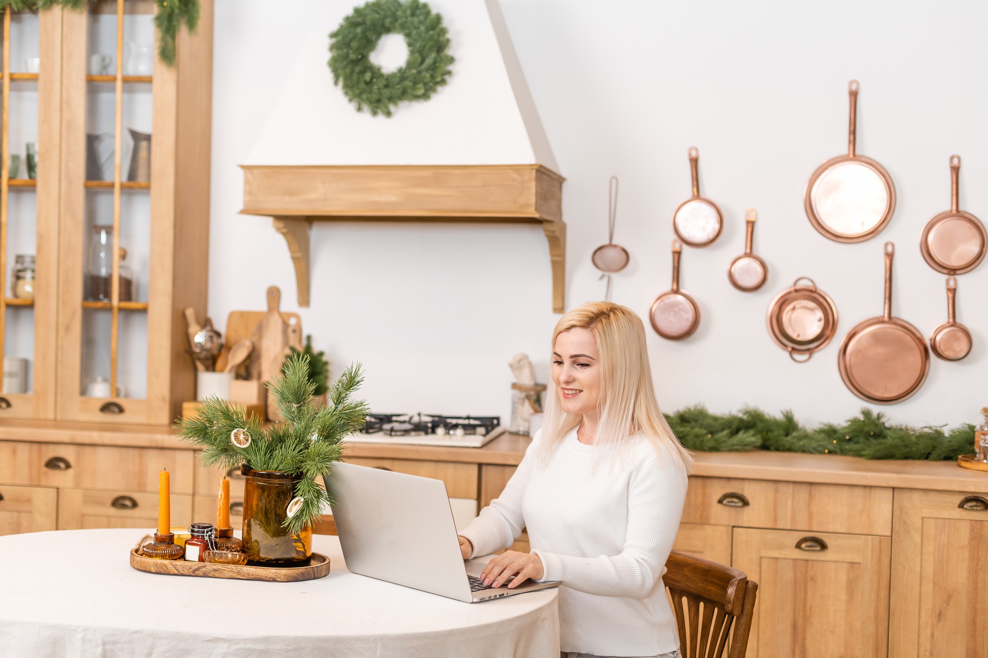 Studio di cucina con banco e luci calde