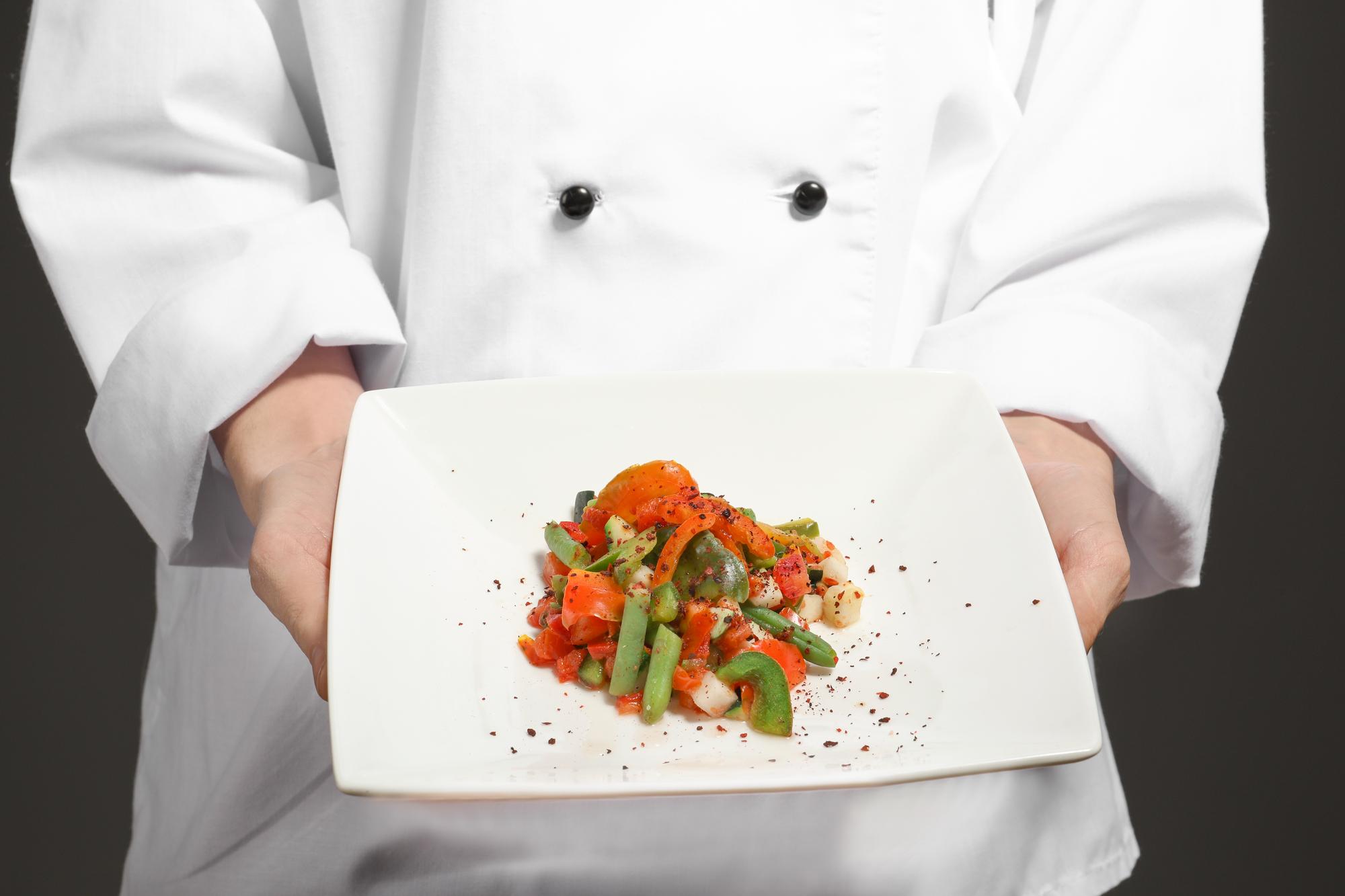 Chef che mostra una preparazione veloce sul bancone